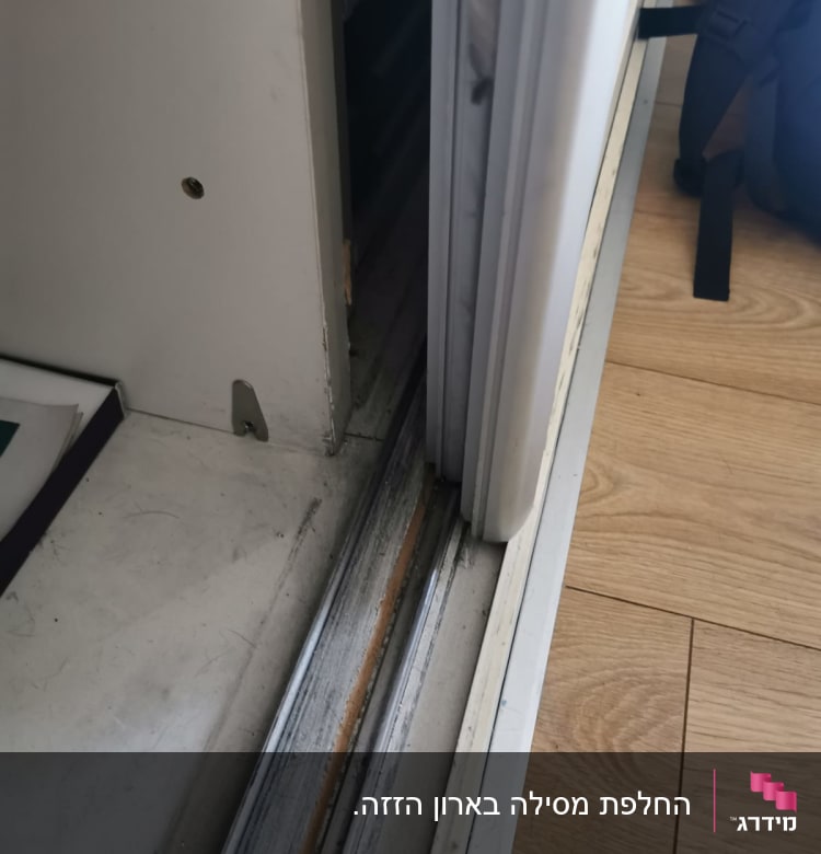 מסילת דלת הזזה עם מסגרת עץ ורצפת עץ
